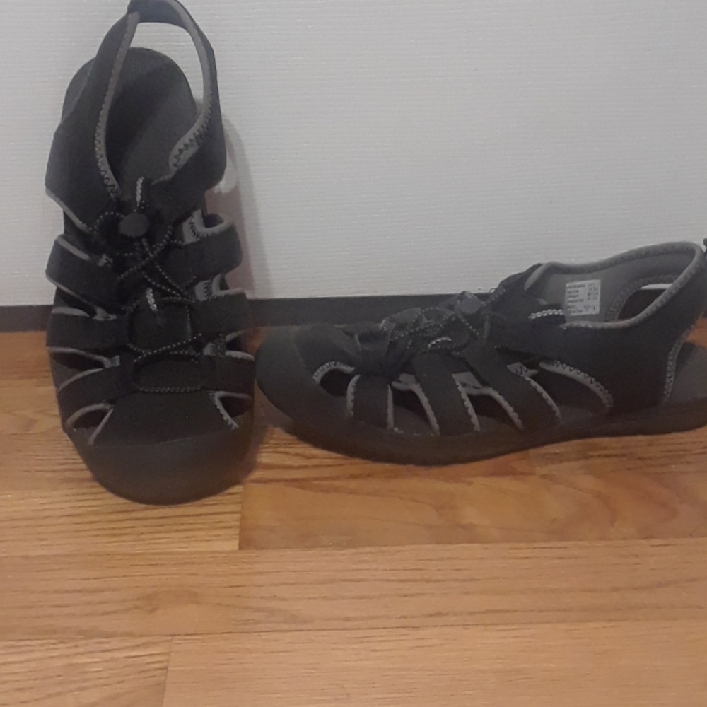 Rubber hiking sandals